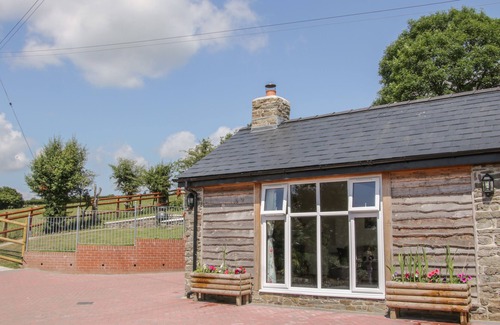 Bishops Castle Cottage | THE BOUNDARY ANNEX, pet friendly, with hot tub in Bishop's Castle