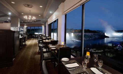 Niagara Falls Resort | The Brock Niagara Falls Fallsview, Tapestry by Hilton