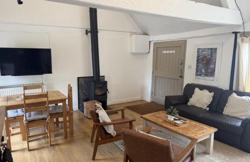 Lechlade House | The Bullpen Cotswolds Farm Stay With Pool