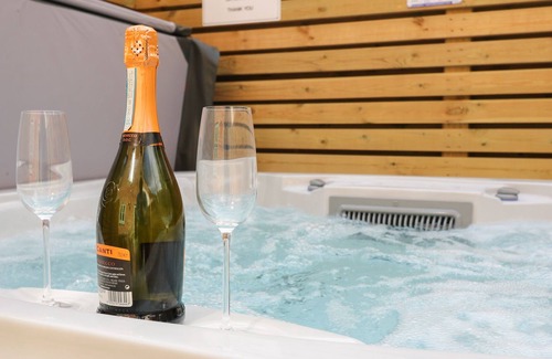 Selby Cottage | THE BULWARK, romantic, with hot tub in Drax, North Yorkshire