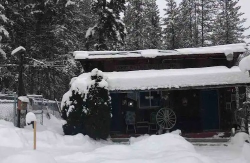 Beaverdell Cabin | The Bunk House