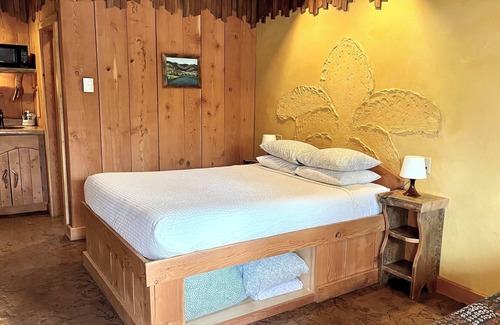 Winthrop Hotel | The BunkHouse Inn Room 2-with AC -Walk to downtown Winthrop!