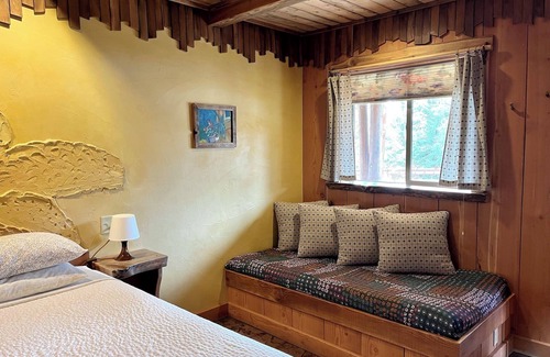 Winthrop Hotel | The BunkHouse Inn Room 2-with AC -Walk to downtown Winthrop!