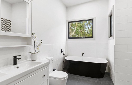 Aireys Inlet House | The Bush Block - Brand New, WIFI, Netflix, Pet Friendly