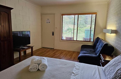 Midginbil Hotel | The Bushranger Hideaway