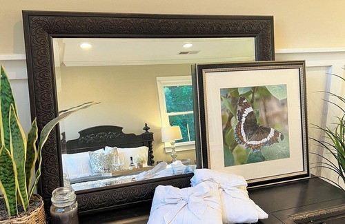 Jasper Bed & Breakfast | The Butterfly Suite exudes an air of timeless elegance and natural splendor. Named in homage to the myriad species of butterflies that adorn the surrounding landscape.
