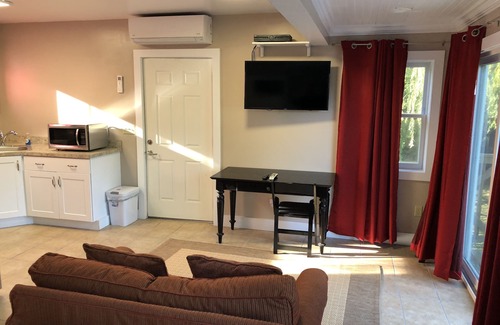 Salisbury Apartment | The Cabana, a Studio apt. w/private deck on Lake Dunmore w/beach. Generator.