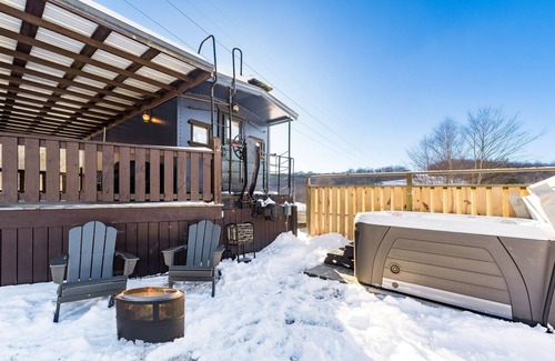 Creola House | The Caboose + Pickleball l Hot Tub l Private Trail