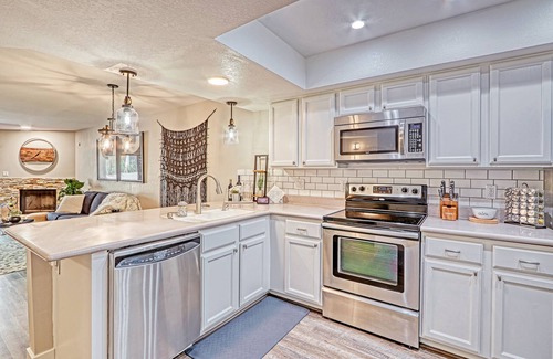 McCormick Ranch Apartment | The Cacti Crashpad~Epicenter of fun|2 Heated Pools