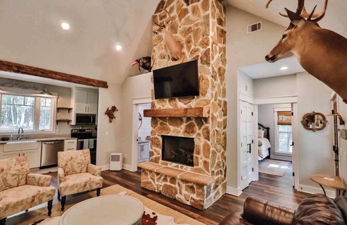 Statesboro House | The Camellia Cottage - private family space!