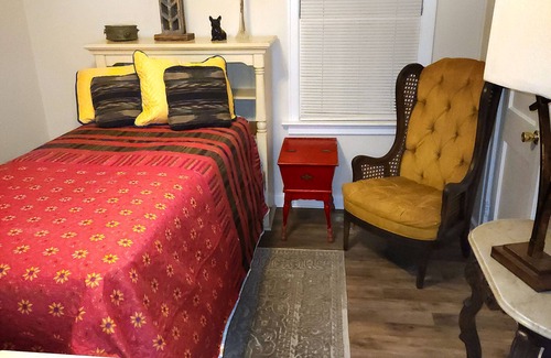 Mobile Bed & Breakfast | The Camelot House 3 Bedroom Home and Entertainment Loft