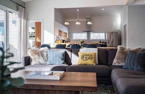 Revelstoke Cabin | The CAPOW House | Revelstoke Adventure Center | 1 Minute From Ski Hill