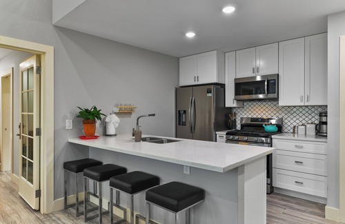 Galveston Cottage | The Carriage House- Close to the Beach! Garage Parking!