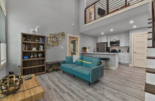 Galveston Cottage | The Carriage House- Close to the Beach! Garage Parking!