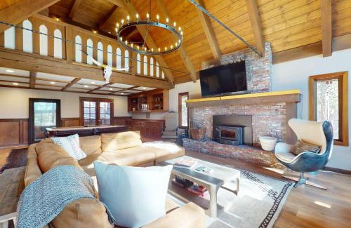 Round Hill Village House | The Chalet