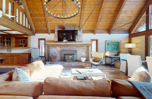 Round Hill Village House | The Chalet