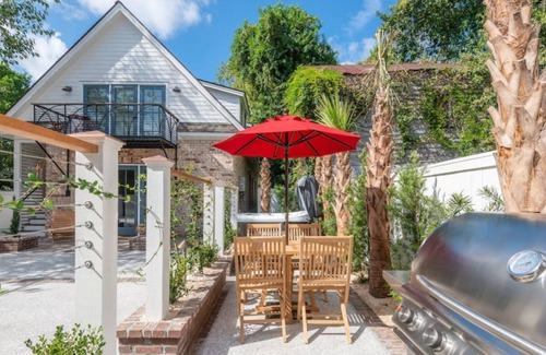 Radcliffeborough Cottage | The Chapel Compound by Avantstay 3 Home Buyout In Fantastic Charleston Location!