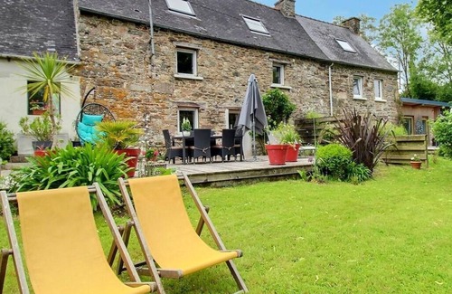 Belle-Isle-en-Terre House | The charm of the forest