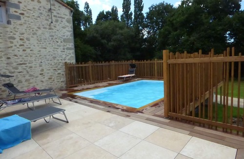 Le Poire-sur-Vie Cottage | The charm of stone and greenery. Accommodation for 4 to 8 people in the countryside.