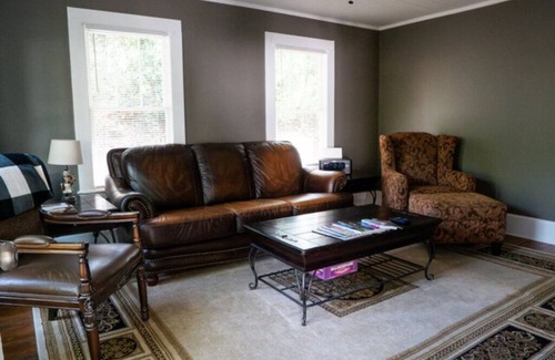 Dahlonega Cottage | The Chestnut Cottage—5 minute walk to Dahlonega Square