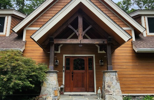 Lakeside Woods House | The Christmas Cabin