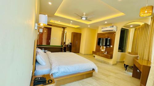 Bilaspur Hotel | The Chroma Hotel & Restaurant