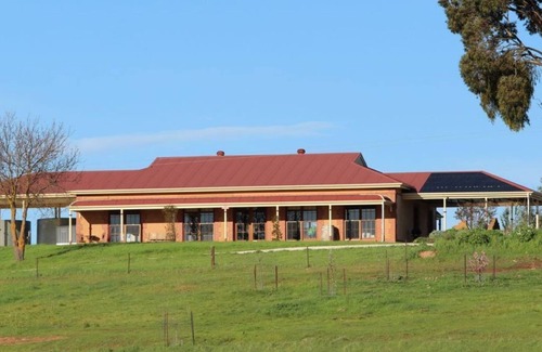 Emu Flat House | The Clare View HOUSE (pet friendly, wheelchair accessible)Sleep 8
