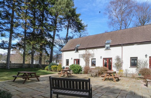 Newtonmore Apartment | THE COACH HOUSE, family friendly, with a garden in Newtonmore