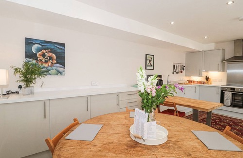 Castle Cary Cottage | THE COACH HOUSE, pet friendly, with a garden in Castle Cary