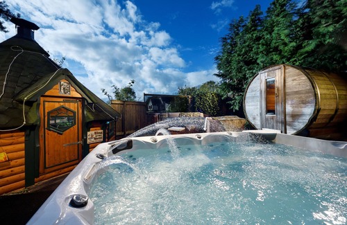 Oswestry Cottage | THE COACH HOUSE, pet friendly, with hot tub in Llanyblodwel