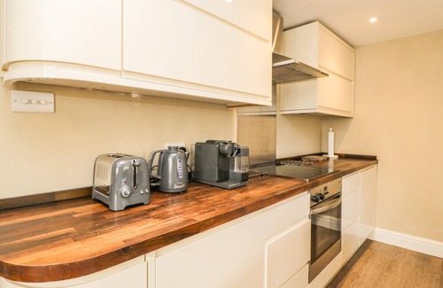 Westonbirt Cottage | THE COACH HOUSE, pet friendly, with hot tub in Sherston