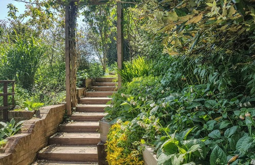 Newport Cottage | THE COACH HOUSE, pet friendly, with hot tub in Newport, Isle Of Wight