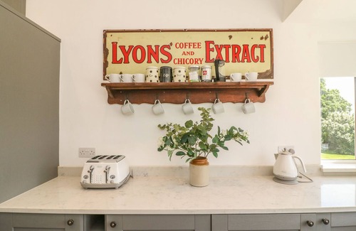 Teignmouth Cottage | THE COACH HOUSE, pet friendly, luxury holiday cottage in Teignmouth