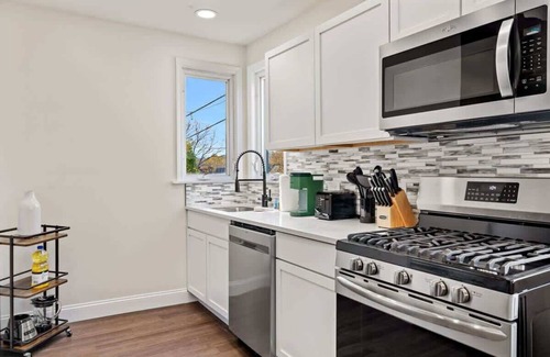 Mount Washington House | The Colorful Abode with Deck in Mt Washington