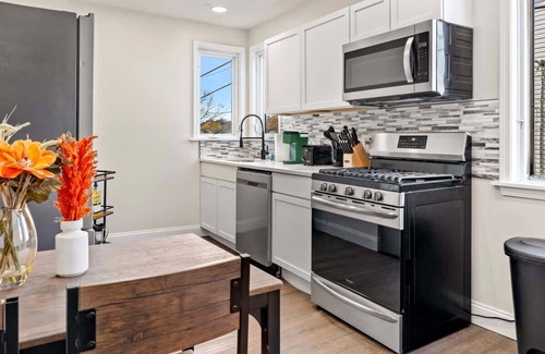 Mount Washington House | The Colorful Abode with Deck in Mt Washington