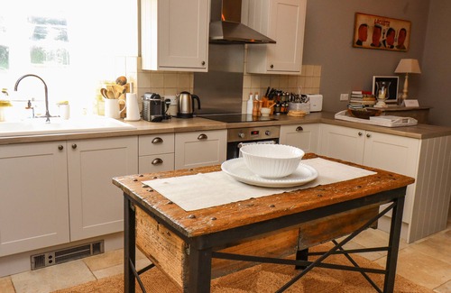 Chedworth Cottage | THE COMPTON COTTAGE, pet friendly, with a garden in Northleach