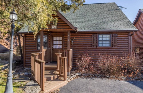 Branson Theater District Cabin | "The Constitution" Luxury Cabin at Branson Woods Resort