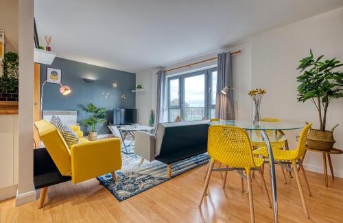 Derby Apartment | The Contractor City Spot with Parking