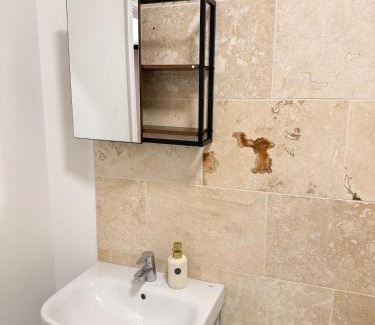 Mill Road Apartment | The Coral Stay by Station