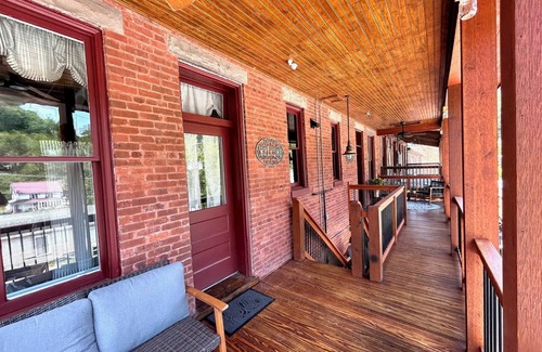 Freeman Apartment | The Corner Sweets, A Spacious 6-bedroom apartment with WiFi, in lovely Bramwell