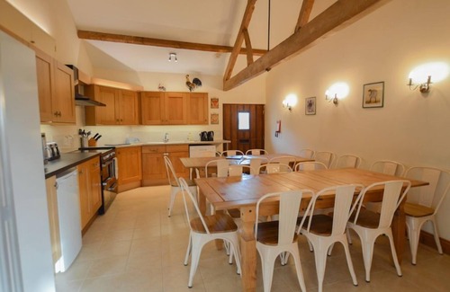 Carterton House | The Cotswold Manor Grange, Exclusive Hot Tub, Games Barn, 70 acres of Parkland