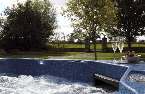 Carterton House | The Cotswold Manor Grange, Exclusive Hot Tub, Games Barn, 70 acres of Parkland