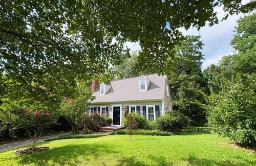 Greensboro House | The Cottage Hill is a charming 3-bed house in a primary location in Greensboro