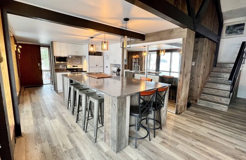 Mont-Tremblant Cottage | The cottage is bordering Lac Ouimet. 5 minutes from Mont-Tremblant Village