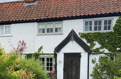 Bramfield Cottage | The cottage is ideally situated for exploring the Suffolk coast and countryside.