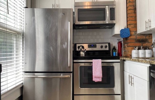 Victorian Village House | The Cottage | Parking + Private Patio + Fast WiFi