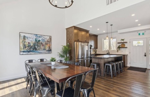 The Blue Mountains Ski Chalet | The Cottages at Blue: 21 BDR Triplex for 44 Guests
