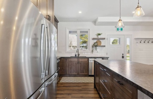 The Blue Mountains Ski Chalet | The Cottages at Blue: 21 BDR Triplex for 44 Guests