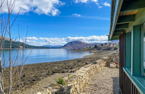 Breakish House | The Cottar; an ancestral & traditional house just 2m from the sea.