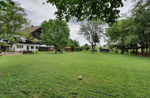 Wethen House | The country house is in a quiet location, close to hiking and cycling trails, as well as close to highways.